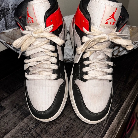 Air Jordan 1 Mid SE Womens Size 7 Newsprint Crimson - Picture 7 of 13